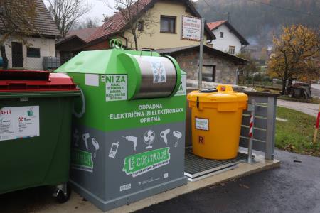 ZABOJNIK ZA ODPADNO ELEKTRIČNO IN ELEKTRONSKO ORODJE IN BATERIJE GRAHOVO 12 FOTO LJUBO VUKELIČ